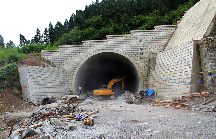 渝利项目施工现场近况—-梨子坪隧道