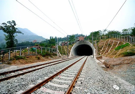 渝利铁路梨子坪隧道